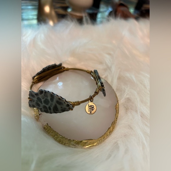 Signed Bourbon and Bow ties gold tone wire wrap black arrowhead bracelet - Picture 3 of 4